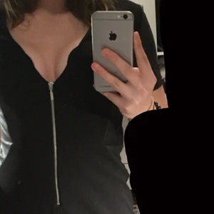  Klänning - Svart klänning som går lite längre än knäna beroende på längd med faux skin detaljer på midjan och axlarna. Osäker om vilken sida som är fram och bak men ser bra ut båda hållen..:)