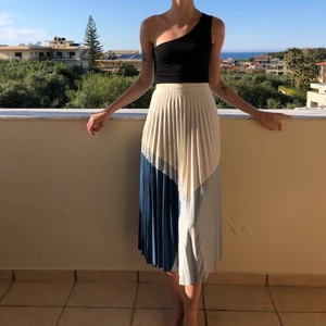 Plisserad kjol i blå färgblock - Plisserad kjol med blåa färgblock från ASOS. Storlek EU 34. Skriv för mer bilder!