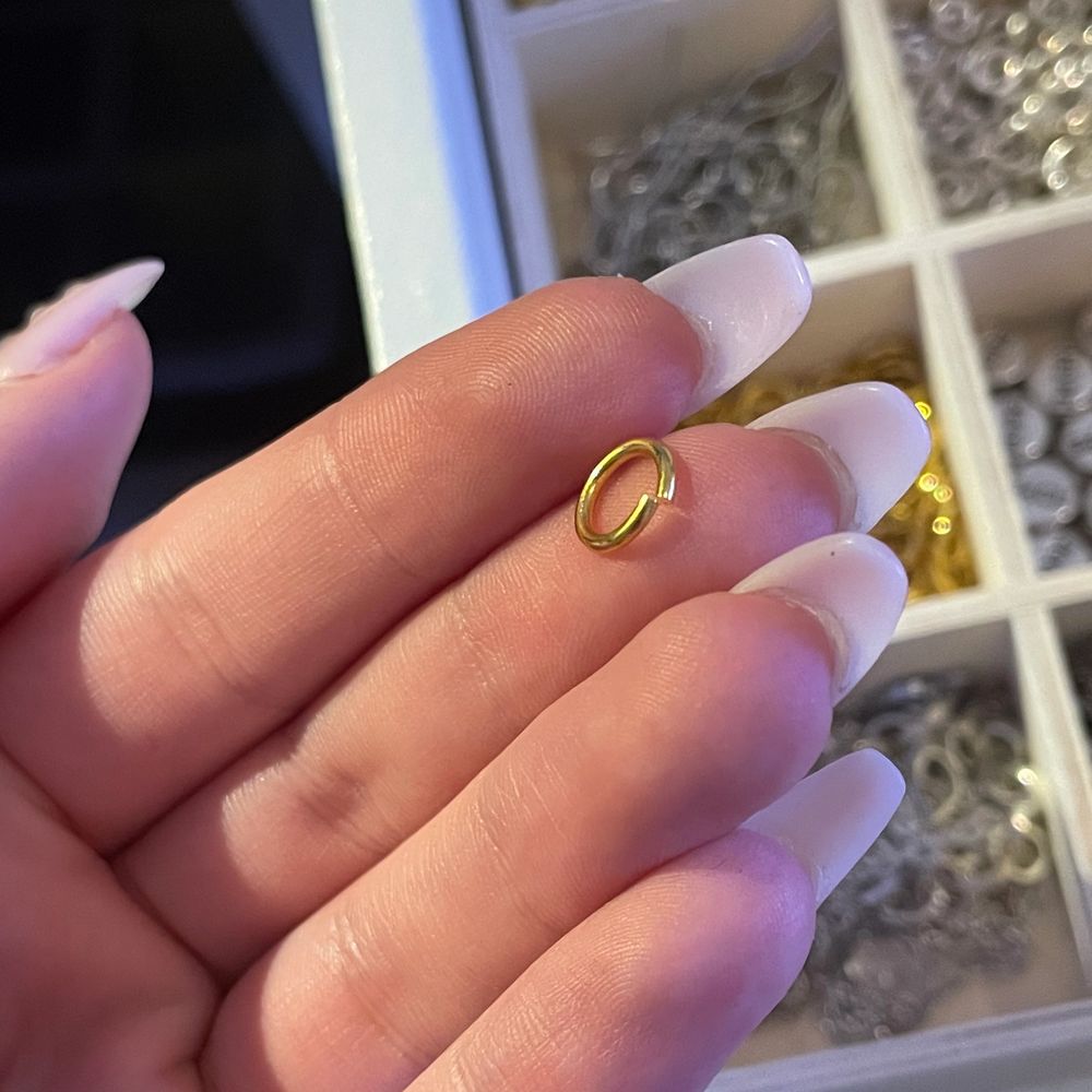 Bindringar i guld för smyckestillverkning!💗 Ca 9mm. Finns rätt många! 15 stycken för 8kr + frakt!💗❤️. Övrigt.