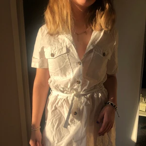 Vit playsuit - Så himla härlig playsuit att ha över bikini eller bara på sommaren, ganska kort modell så passar dig under 170. Det är  Storlek 42, men den är mer som en 40🤍