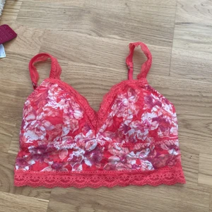 Bralette - En jättefin spets bralette från hollister med ett Blom-mönster. Aldrig använd då den var förliten för mig! Storlek s men skulle säga mer xs!
