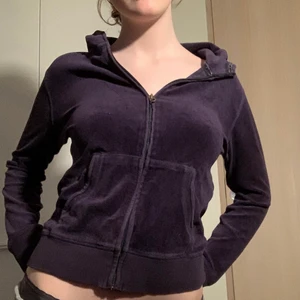 Plysch zip-up - En lila plysch tröja perfekt till våren o sommaren :)