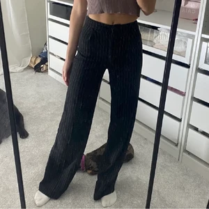 randiga kostymbyxor!  - jättefina randiga kostymbyxor som är super snygga! är från bershka men slutsålda där :) pris kan diskuteras:) 