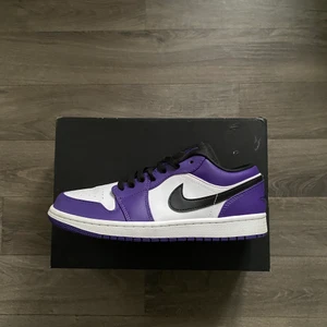 Jordan 1 Court purple  - Storlek 40,5 skit snygga låga jordans👨‍🎨 där är anvönda men i bra cond🤝