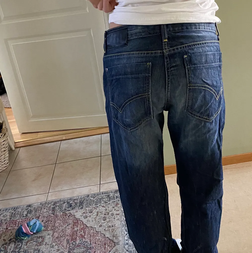 jätte fina låga jeans säljer då de är för stora för min smak skriv privat om du har frågor . Jeans & Byxor.