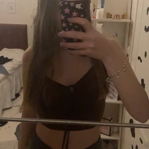 Brunt Linne - Säljer mitt jättefina linne från BikBok eftersom det inte är min stil! Perfekt nu till vår och sommar! Bild 2 visar färgen på linnet! Linnet var ett spontanköp och har knappt använts. Sitter väldigt fint! Pris kan diskuteras! Står ej för frakt 💕