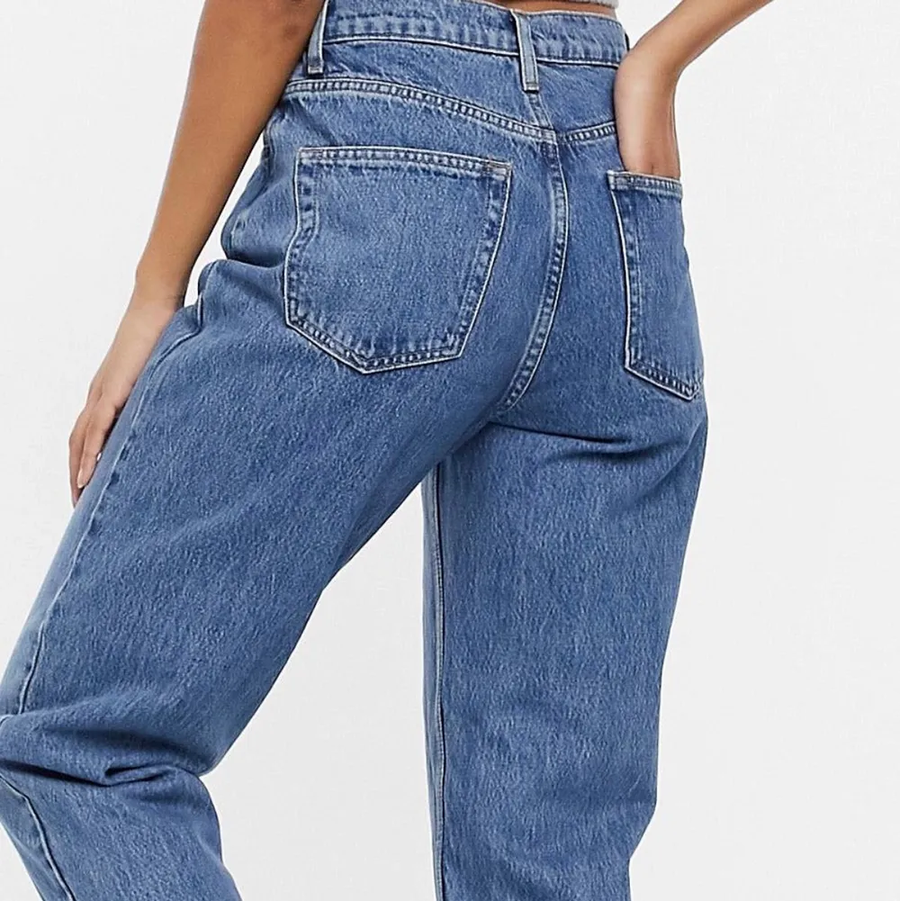 Jättesnygga och bekväma mellanblå jeans från ASOS i storlek W25 L32, helt oanvända🦋💙 Orginellt pris 399kr mitt pris 150kr. Jeans & Byxor.