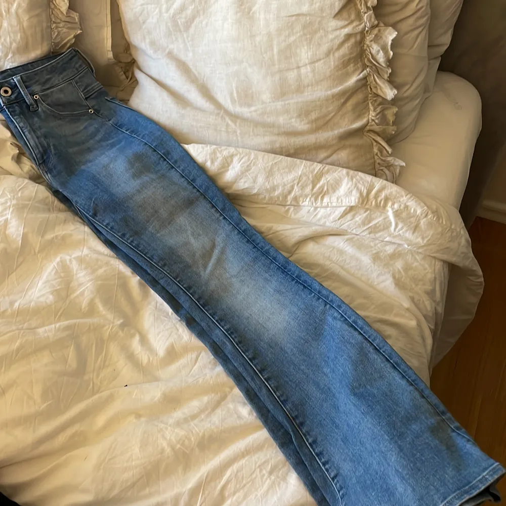 Säljer dessa jeans då jag nästan aldrig använt dem. Skulle beskriva byxorna som mer midwaist än highwaist. Köpta på zalando, märke g-star.Pris kan diskuteras.Nypris 1200💕frakt ingår inte i priset. Jeans & Byxor.