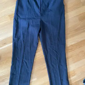 Nyköpta blårandiga kostymbyxor på ginatricot x beyond retro för 399kr. Lappen sitter kvar och har kvitto!  Storlek one sieze (skulle säga som en storlek M)  Finns i Linköping, kan frakta men köparen står för frakt. 