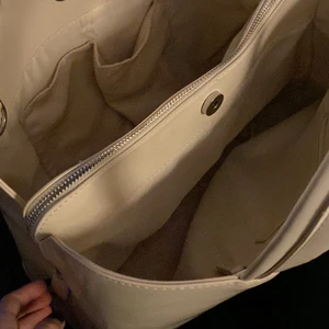 Beige väska🤍 - Säljer min väska då den inte längre kommer till användning för mig. Superfin, rymlig samt stilren så den passar till allt!✨
