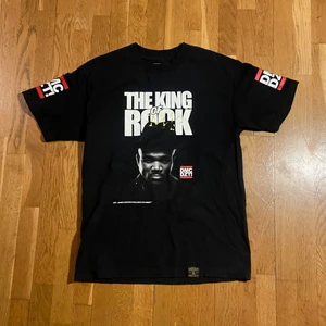 Snygg dissizit t-shirt - Snygg t-shirt med coolt tryck köpt secondhand på söder, priset är diskuterbart och skriv för fler bilder