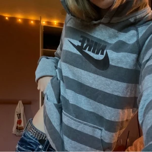 Nike hoodie - Lånad bild! Säljer min super sköna Nike hoodie, köpt här på plick men är i super bra kvalite 💛