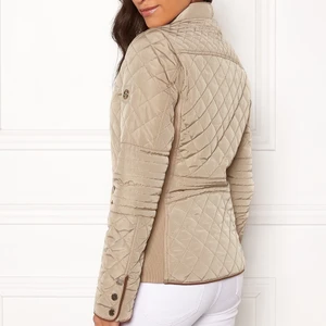 Beige Holliesjacka - Jättefin beige Holliesjacka från 2018. Är i fint skick med näst intill inga skavanker. 