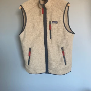 Patagonia väst - Patagonia retro pile vest, säljer då jag tröttnat lite på den. Väldigt bra skick men har en liten fläck längst ner där fram, men jag tror den går bort om man tvättar den. Köpt för runt 1200
