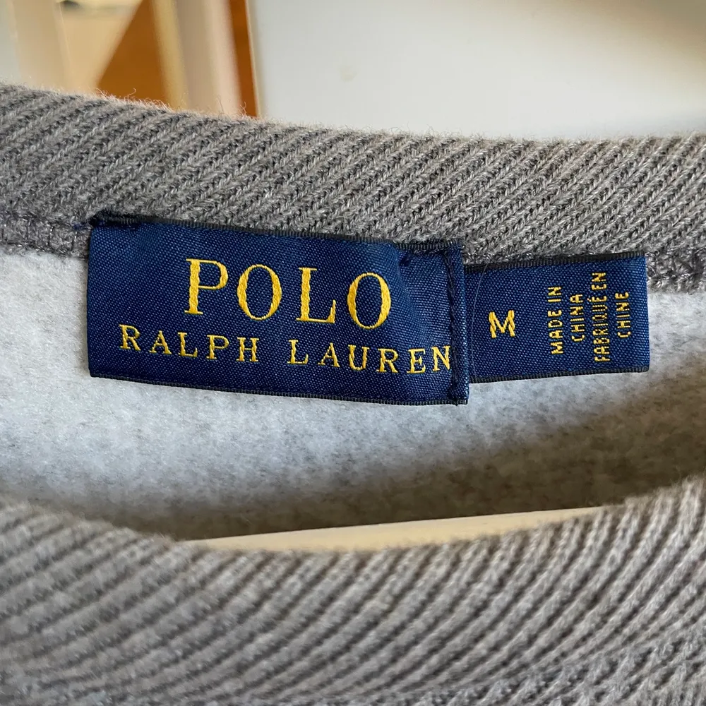 Säljer min Ralph Lauren tröja i strl M. Använd ca 1 gång och är i jätte fint skick. Köparen står för frakt. . Tröjor & Koftor.