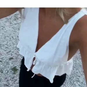 Vit topp - En super fin vit topp som passar perfekt till sommaren!! Den är nästan i linne material och är helt slutsåld, från bikbok💓💓