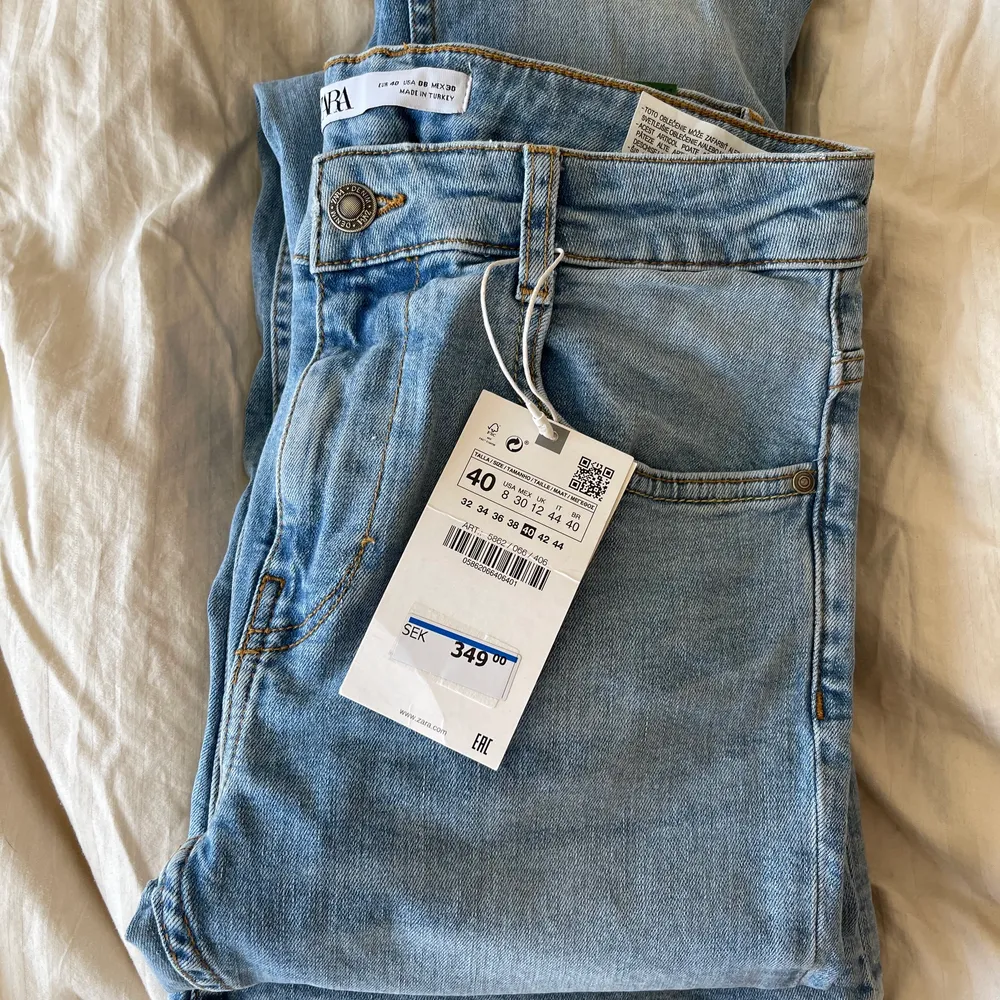 Blå zarajeans som inte ens är testade. Köpt sommaren 2019 men har helt enkelt inte haft användning för dom. Kan mötas i Stockholm annars står köpare för frakt. Kom privat för fler bilder💞. Jeans & Byxor.