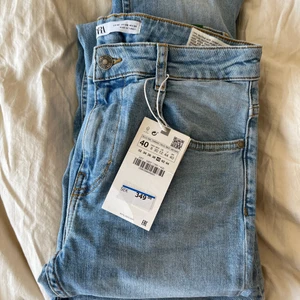 Zara flare jeans - Blå zarajeans som inte ens är testade. Köpt sommaren 2019 men har helt enkelt inte haft användning för dom. Kan mötas i Stockholm annars står köpare för frakt. Kom privat för fler bilder💞