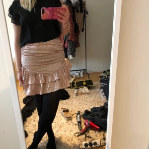 Sommarkjol  - Så snygg sommarkjol men som tyvärr är för liten, helt oanvänd❤️ färgerna syns mest på andra bilden ✨✨