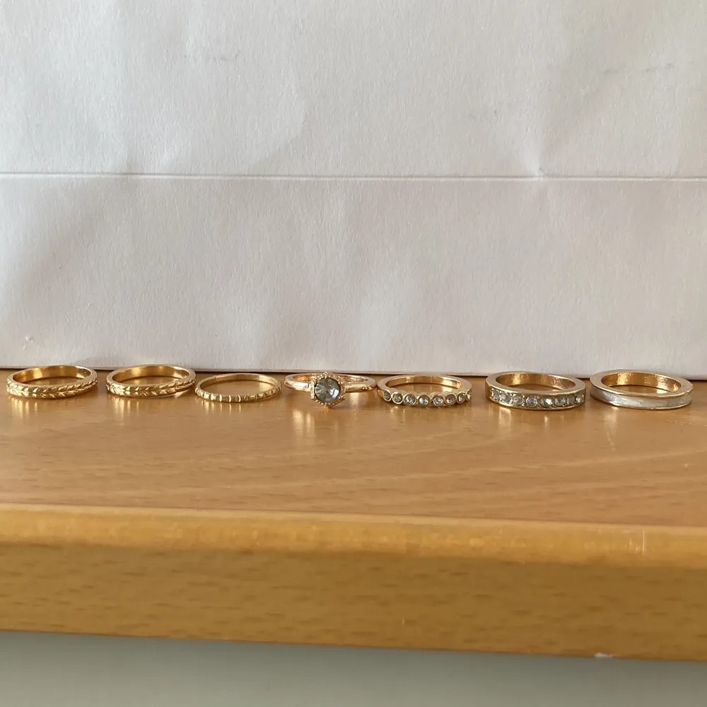 Guld ringar från HM. Conscious storlek XS/S motsvarar ungefär 16/17 mm. Endast provade och kunde inte returnera i butik. Säljes alla tillsammans för 40:- eller 7:-/st. Accessoarer.