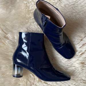Mörkblå boots i lackmaterial från Zara. Storlek 39, passar 38-39 bra. Supersköna att gå i! Använda max 2 ggr, rengjorda.