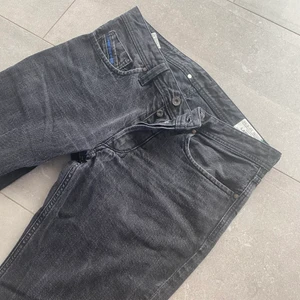 Lågmidjade diesel jeans - Skitsnygga vintage diesel jeans med låg midja! I jättebra skick och är något för små för mig som har storlek 38. Perfekt längd (full lenght) för mig som är 166. 