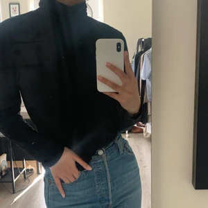 Svart Turtleneck  - En supersnygg turtleneck, sitter assnyggt och passar verkligen till allt. 