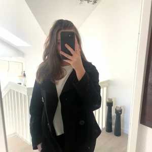 H&M jacka str 38 - Säljer den här perfkekta vårjackan från H&M! Säljer då jag har en liknande och den inte kommer till användning. Är i mycket bra skick och varsamt använt💗