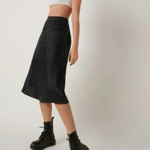 Kjol - Satin kjol med mönster. Strl S, helt ny🖤