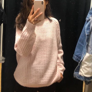 Ljusrosa virkad tröja - säljer min ljusrosa tröja då den inte kommer till användning, väldigt mysig o skön💞💞💞Är i strl M men mysig o ha som lite oversize då jag har S
