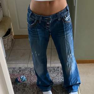 jätte snygga lågmidjade jeans med detaljerade fickor. straight i modellen och rätt så långa på mig som är 165, älskar dessa byxor och säljer pga att de blivit för stora för mig :) skriv privat ifall du har fler frågor 