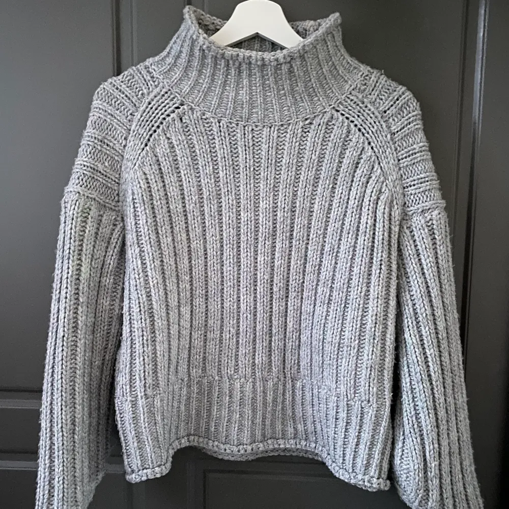 Säljer den här grå stickad turtleneck tröja från h&m, använda 3-4 gång, bra skick och mjuk . Stickat.