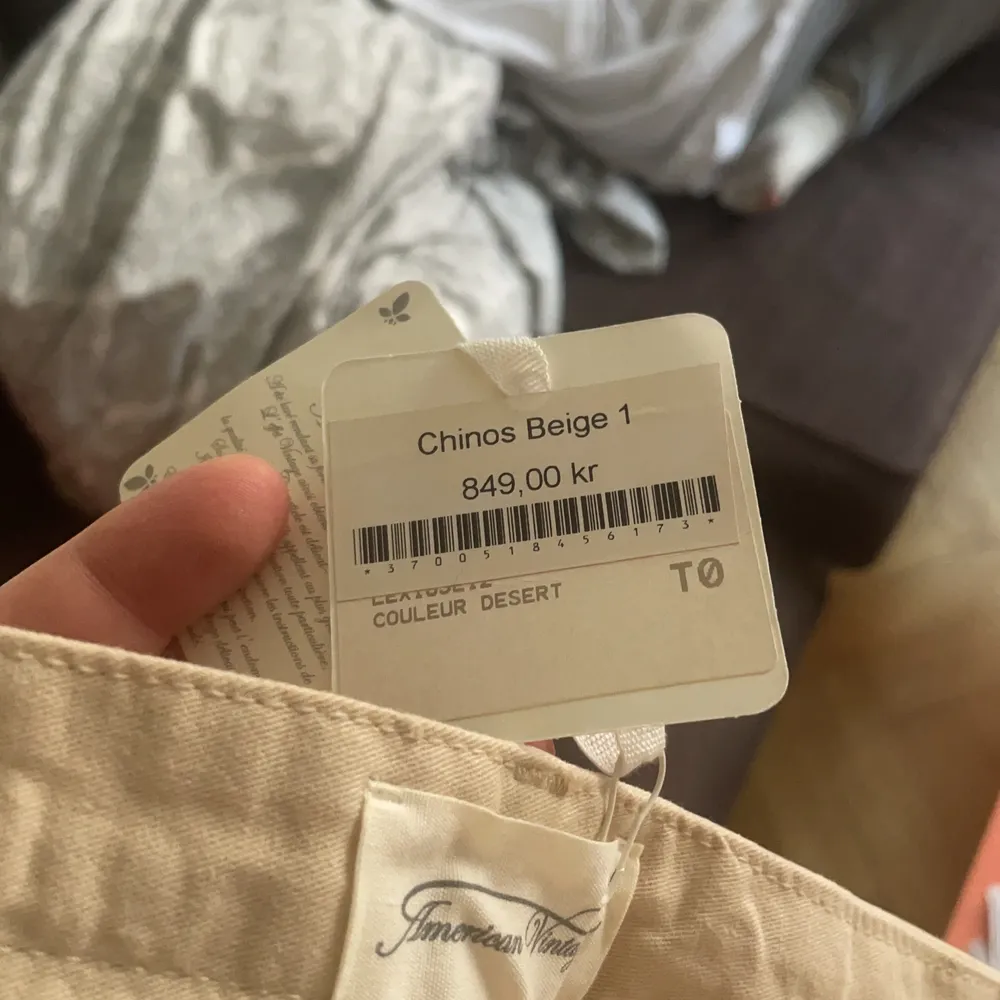 We think they are male pants but we are unsure. There’s a note in the pants saying they are a size 0. The model is size 34/36 in swedish measurments. The pants are badically straight of the shelf and are unused.. Jeans & Byxor.