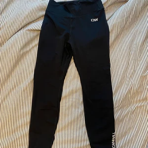 Icaniwill tights - Scrunch tights svarta i storlek L. Använda få gånger men är för stora så säljer dem. Nypris var 699 säljer för 350kr