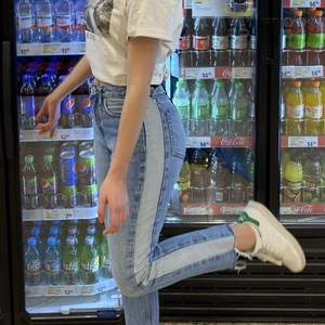 Mom jeans  - Svin coola mom jeans med vit rand!!🤍🤍  Storlek 34 från Nakd.