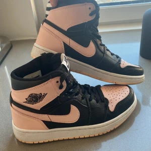 Jordans mid  - Säljer mina fina jordans mid. Säljer pågrund av att jag har andra, dom är knappt använda så i nyshick! Perfekta till våren och sommaren!! Super fin färg på dom och dom är lite mer speciella (inte många som har dom) 🥰 frakt tillkommer (66kr)