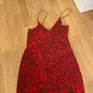 Detta är en röd svart klänning från hm som jag köpte för något år sen som jag inte har använt så tänkte sälja den jätte fin 
