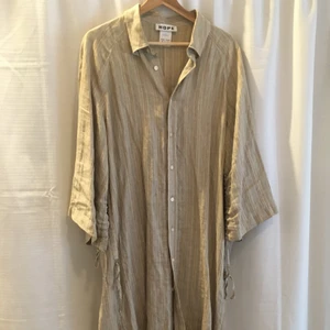 Hope skjortklänning i linnetyg stl 42 - Modellen heter pinch dress, randigt linnetyg med möjlig dragsko vid ärmarna till midjan. 100% linne. Använd fåtal gånger. Tvättad en gång med parfymfritt tvättmedel.                          För mer bilder på klänningen https://www.byflou.com/en/pinch-dress/beige-stripe?ident=ad89d185ac856db83ed7863daa903f5a75ad00d0 