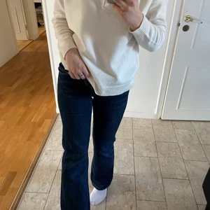 Levis jeans - Så snygga Levis jeans som tyvärr är för små för mig. Defekter vid grenen men inget är trasigt. Når till marken för mig som är 167 cm. Frakt ingår inte i priset💗