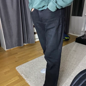 Svarta wide jeans - Bra skick, relativt nya. Jeans från HM i storlek 32/32 Vida i benen går snyggt över skorna.