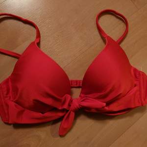 Jättefin röd bikini överdel med en fin detalj därframme som är från Nelly 😍 Storleken är 75C och den är push up 🥰