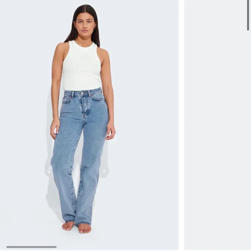 Säljer ett par jeans från Bikbok som inte finns att köpa längre, men dem liknar dessa på bilden väldigt mycket! Modellen heter ”JP Regular Wide 560 jeans” och de är i storlek W26 i midjan. Finns ingen längdstorlek på dessa men skulle säga att de passar bäst på dig som är under 1.70😊 Fina i skicket, midjan är medelhög. Säljer för 250 inklusive frakten💕. Jeans & Byxor.