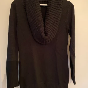 Svart stickad tröja med stor krage, S - Svart stickad tröja med krage, strl S, bra skick.
