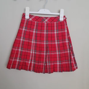 tenniskjol  - fin röd tenniskjol som tyvärr inte kommer till användning </3 strl 33, 100kr + frakt