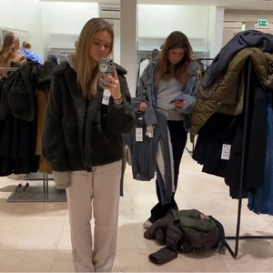 Vår Jacka  - Säljer min nästan nyköpta jacka som också nästan är helt oanvänd!! Den är i bra skick!! Säljer pgv att den inte kommer till användning, skriv vid intresse💕storlek i S men passar på mig som vanligtvis är en M eller L och 