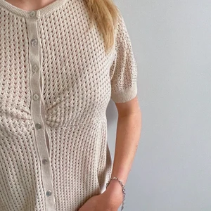 Topp - Märke: Odd Molly Storlek: L (Modellen bär vanligtvis XS i toppar) Defekter: Längst ner på tröjan (syns på sista bilden)