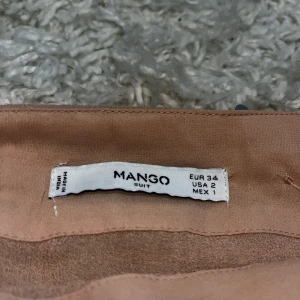 Minikjol med paljetter - En minikjol i storlek 34 från mango, enbart använd ett par gånger. Dragkedja på sidan av kjolen. Paljetter som går att dra upp och ner för två olika ”looks”.