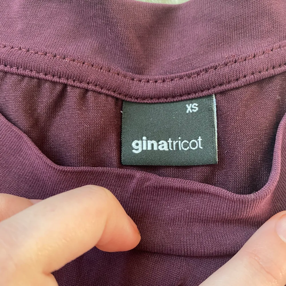 Lila t-shirt ifrån Ginatricot, använd en gång, lent material, mjuk och bekväm . T-shirts.