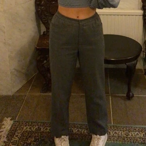 Kostymbyxor  - Säljer de gråa kostymbyxorna på bilden, strl S/M, sparsamt använda💓 