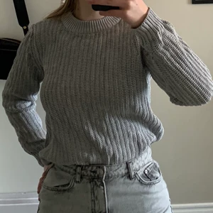 Grå Stickad tröja Storlek S - En grå stickad tröja från Object, använd fåtal gånger men i mycket fint skick! Blir aningen stel efter tvätt men mjuknar när man har på sig den